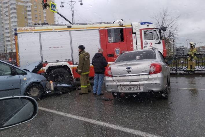 Момент аварии с пожарной машиной в Екатеринбурге попал на видео