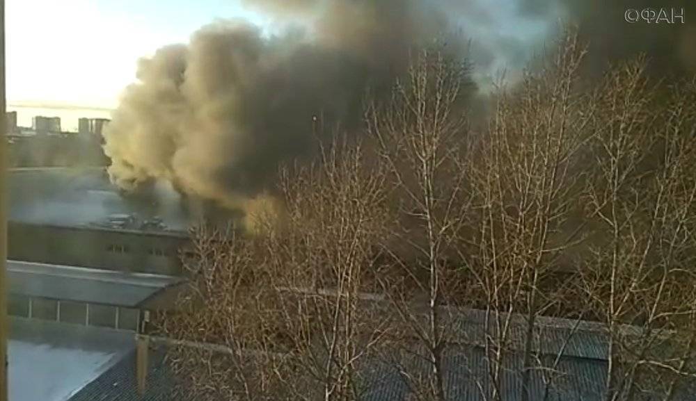 Появилось видео сильного пожара на мебельном складе в Новосибирске