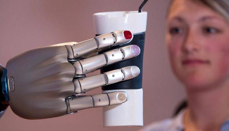 Медведев призвал отдать низкоквалифицированную работу роботам