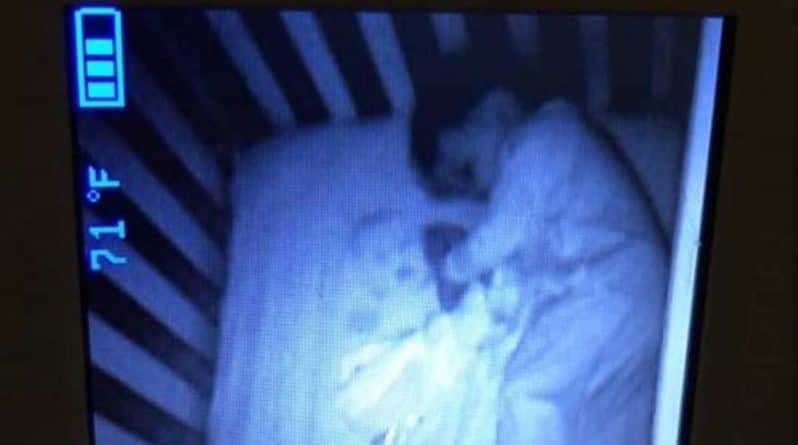 Молодая мама до жути испугалась, когда заметила «призрака младенца» в кроватке рядом с ее сыном