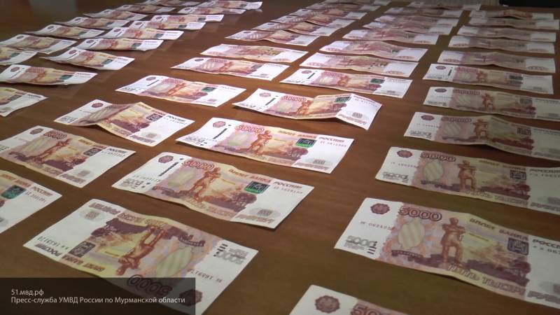 Житель Чебоксар нашел в банке пакет с 300 000 рублей и забрал его себе