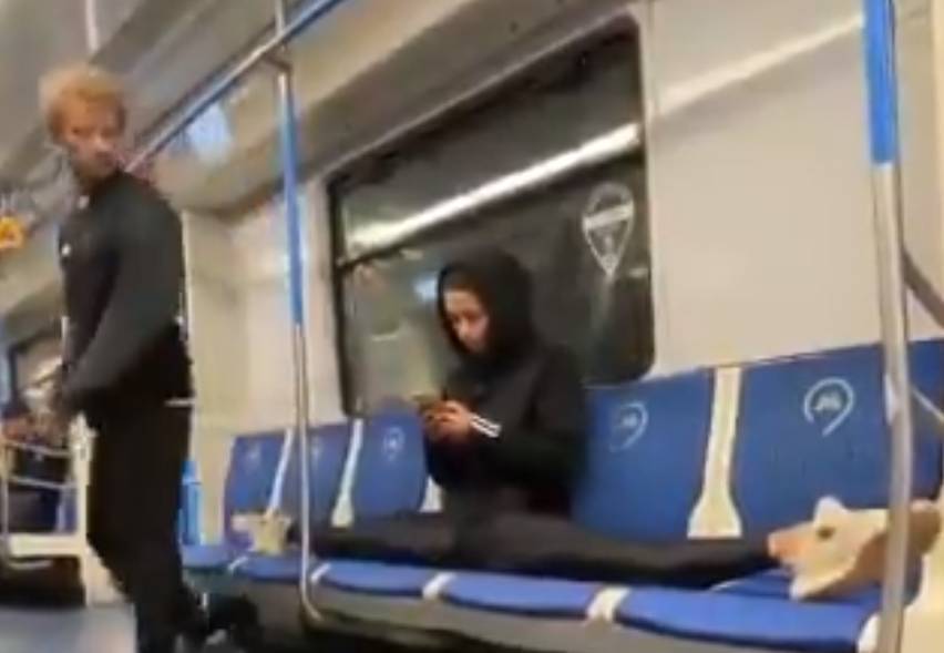 Видео: пассажирка столичной подземки ответила на менспрединг шпагатом