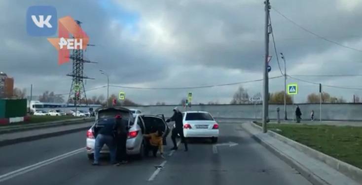 Видео: налетчики похитили 7 млн рублей у водителя в Москве