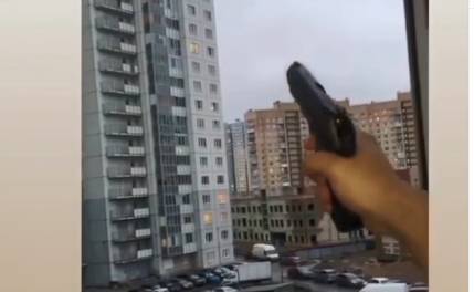 Видео: мужчина открыл стрельбу из окна квартиры в Ленобласти