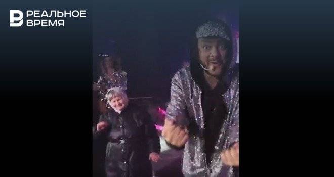 Видео с танцующей на концерте Киркорова старушкой набрало почти 1 млн просмотров