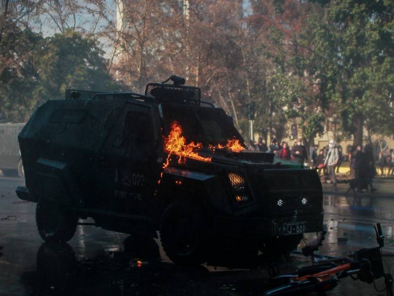 Пожары и кражи произошли в Чили во время комендантского часа