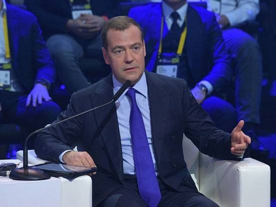 Медведев призвал готовиться к «серьёзной переквалификации людей»