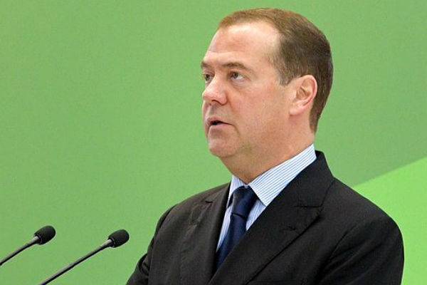Медведев пообещал, что в российские вузы можно будет поступать онлайн