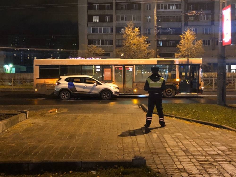 Каршеринговый автомобиль притерся к автобусу на проспекте Большевиков