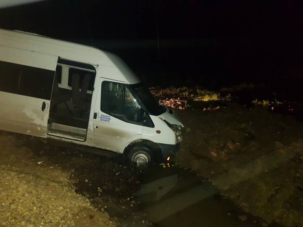 В Сыктывкаре 53-летний водитель на микроавтобусе вылетел в кювет