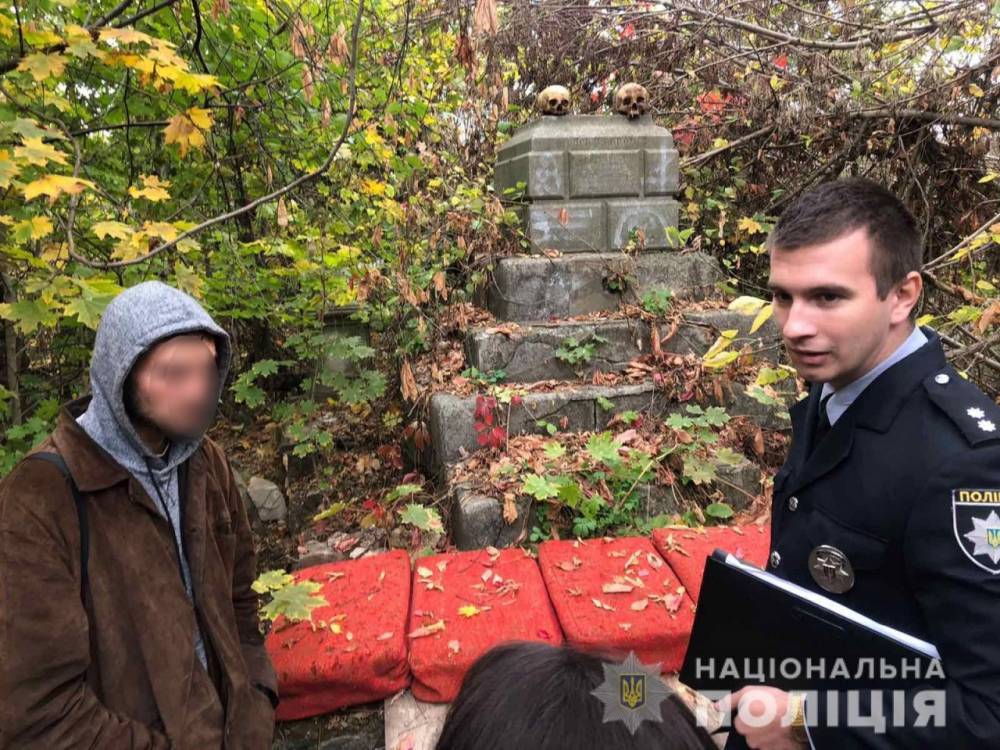 В Николаеве задержали мужчину, разносившего жителям города черепа с кладбища
