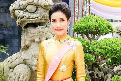 Фаворитка тайского монарха обидела королеву и попала в опалу