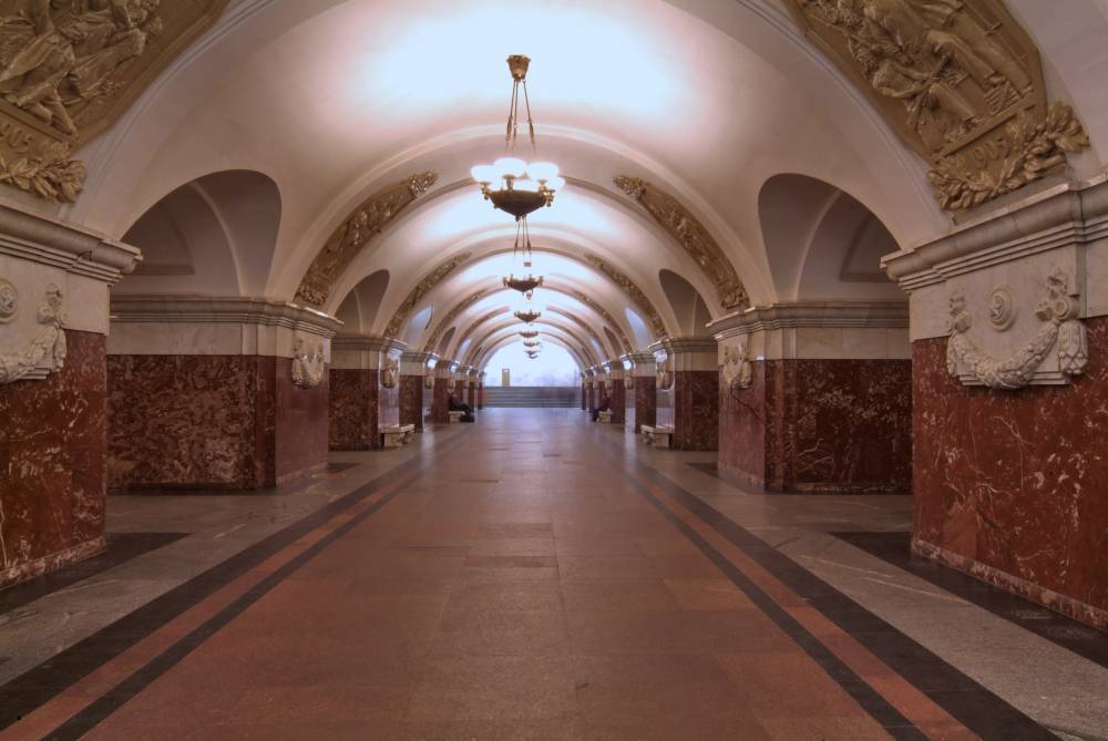 В московском метро эскалатор затянул ногу 4-летней девочки