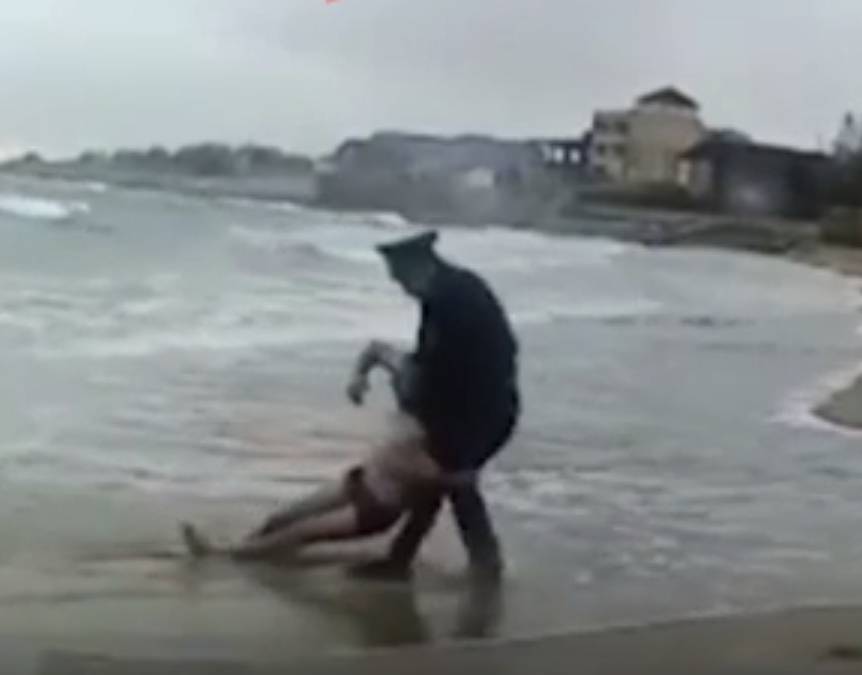 Видео: полицейские Дагестана спасли из моря тонущего мужчину