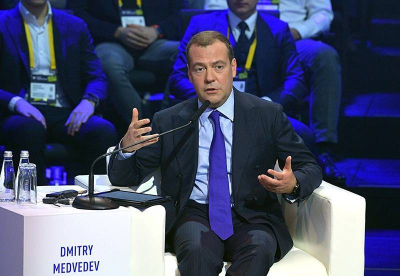 Медведев: россияне смогут поступать в вузы онлайн