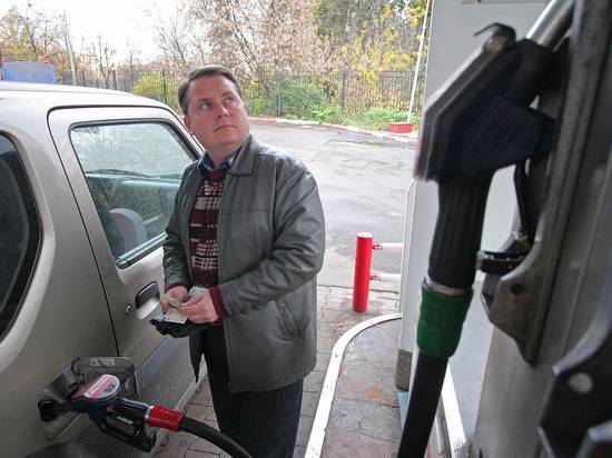 СМИ узнали о рекордном снижении спроса на бензин в России