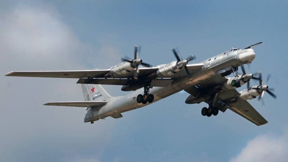 Два российских бомбардировщика Ту-95МС выполнили полет над акваториями трех морей