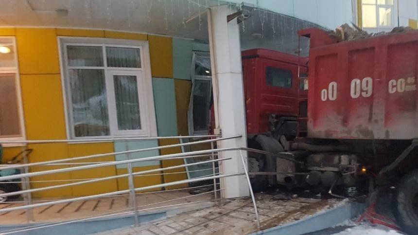 Опубликовано видео тарана грузовиком детского сада в Ханты-Мансийске