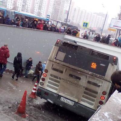 Водителю, который въехал на автобусе в переход метро "Славянский бульвар", изменили приговор