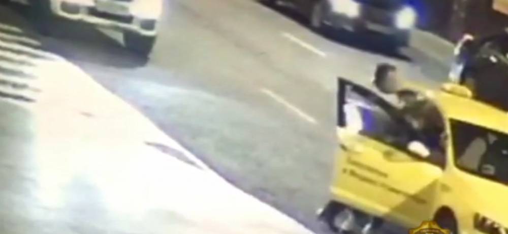 Таксист набросился с ножом пассажиры и высадил его из авто в Москве