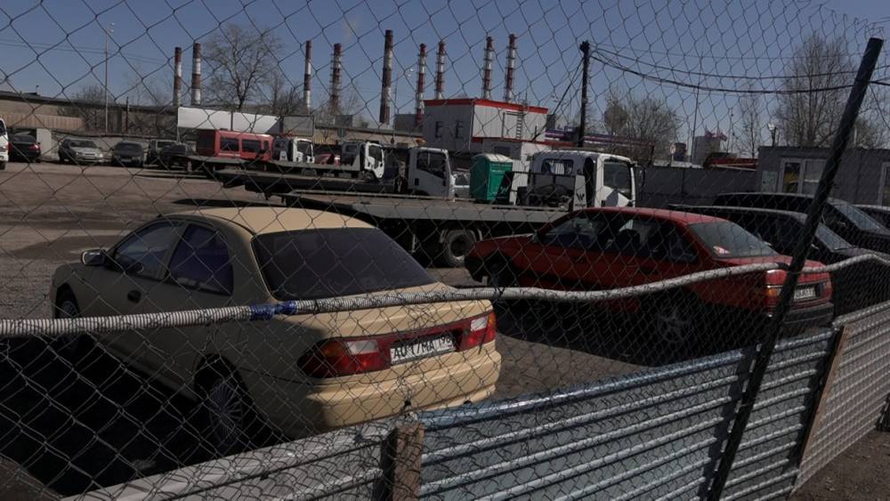 В Колпино у молодого водителя арестовали машину за неоплаченный 41 штраф