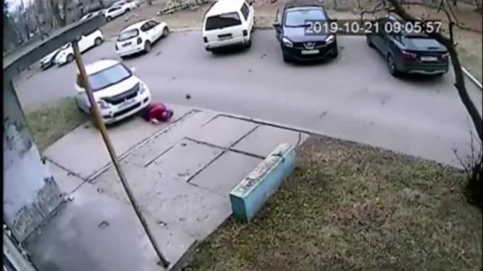 В Ангарске водитель сбил бабушку на газоне, затем еще раз переехал и сбежал