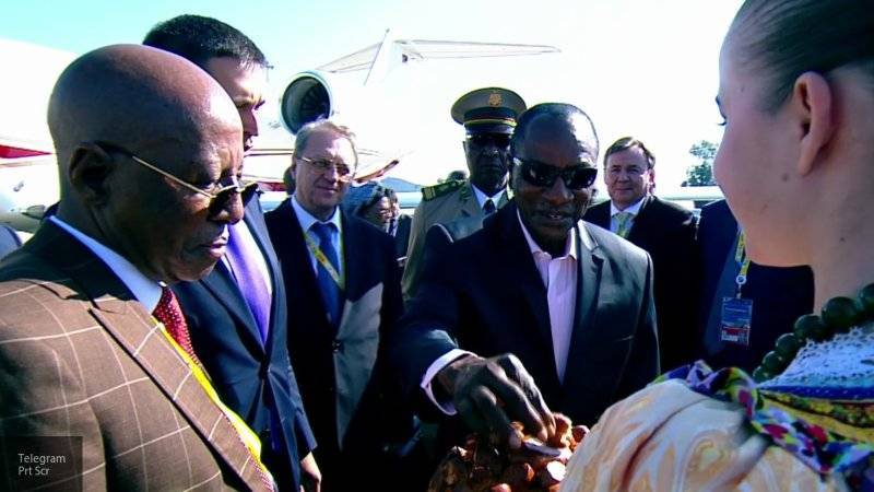 Гостей саммита Россия-Африка встречают в Сочи с хлебом и солью