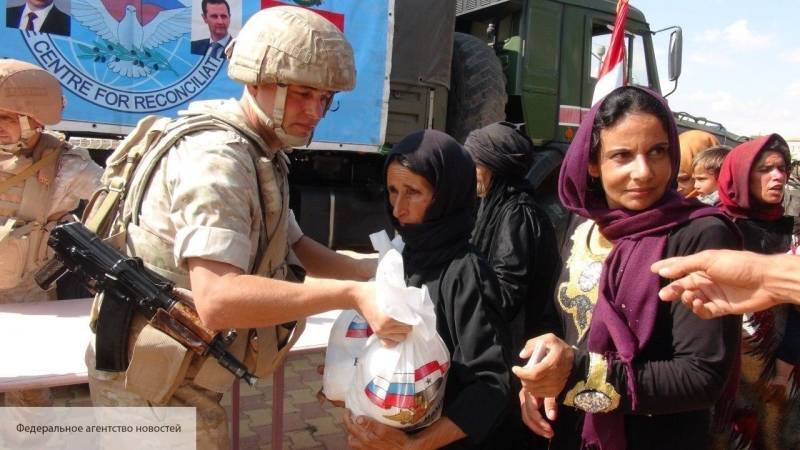 Российские военные раздали гуманитарную помощь жителям сирийской провинции Эс-Сувейд