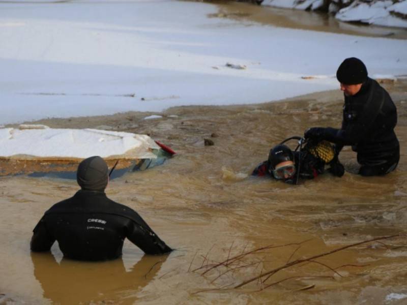 Красноярские спасатели нашли три автомобиля под водой на месте прорыва дамб