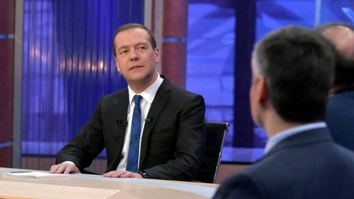 Россиянам придется переквалифицироваться из-за роботизации труда, уверен Медведев