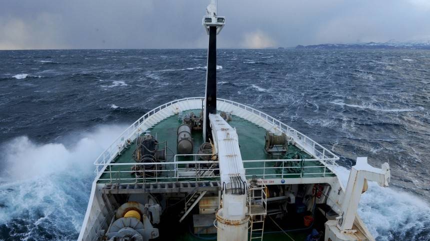 Терпящий бедствие траулер в Баренцевом море взят на буксир