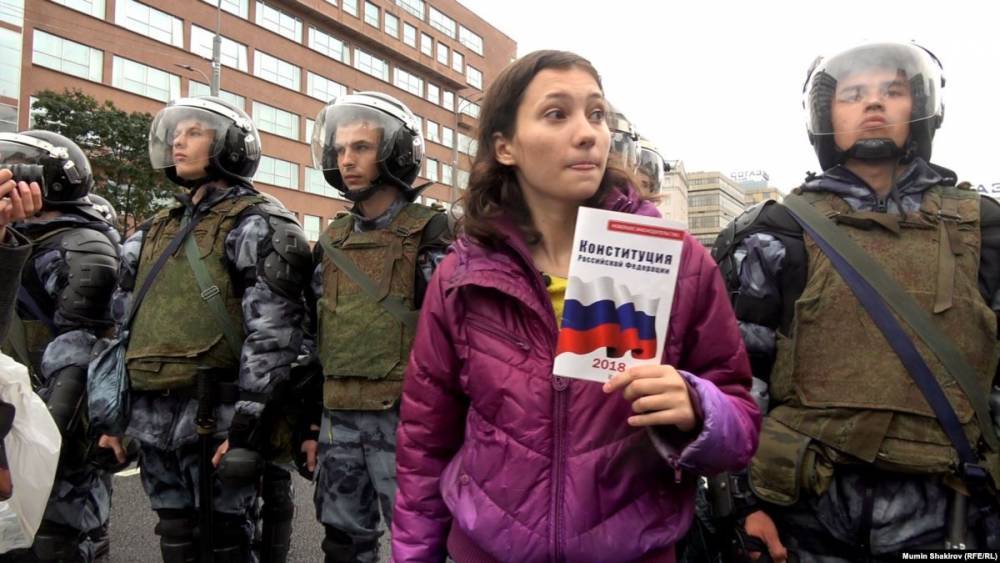 Суд арестовал на 10 суток ЛГБТ-активистку, задержанную на Красной площади с плакатом с надписью «Смерть»