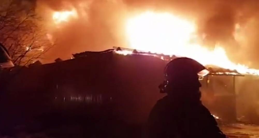 Пожар охватил склад на площади 500 "квадратов" в Мурманске
