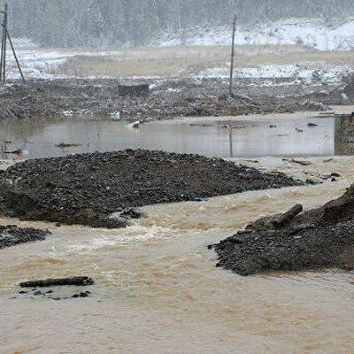 Водолазы обследуют места, которые затопило после прорыва дамбы под Красноярском