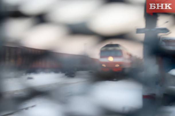 В Воркуте загорелся железнодорожный снегоочиститель