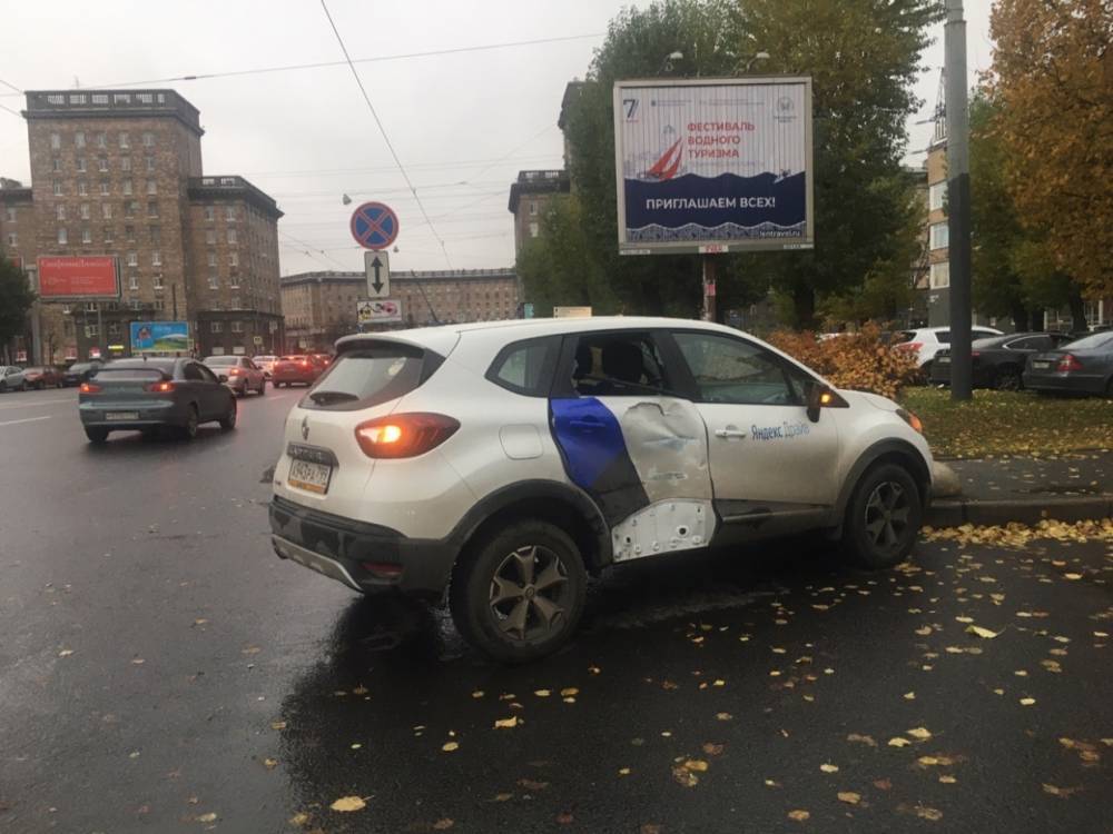 Водителя машины «Яндекс.Драйв» остановил поребрик на Стачек