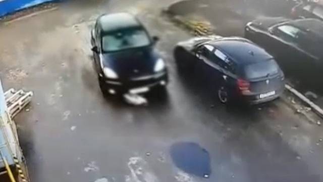 Видео: Porsche подмял под себя женщину в Петербурге