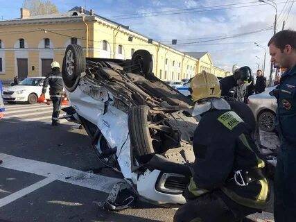 В Петербурге автомобиль врезался в машину чиновницы. Она перевернулась и въехала в толпу людей на пешеходном переходе