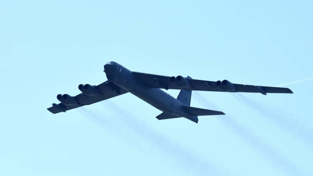 Минобороны рассказало, как Су-27 встретил американский B-52H над Черным морем