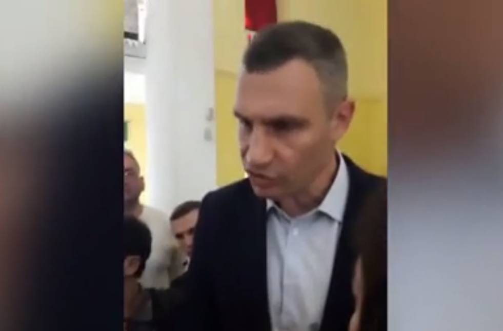Видео: Кличко выхватил у журналиста телефон после неудобного вопроса