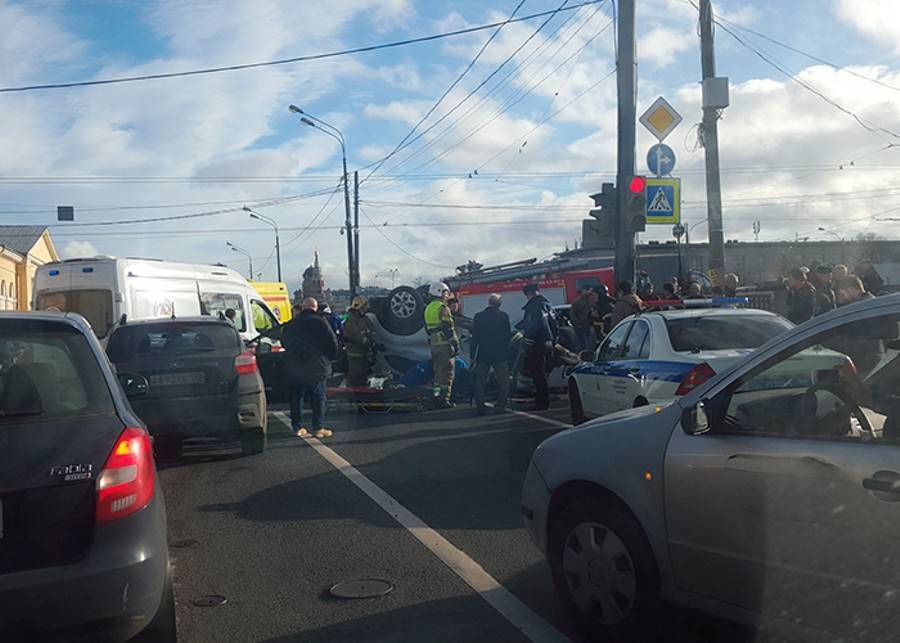 Автомобиль вылетел на тротуар и сбил семерых людей в Санкт-Петербурге