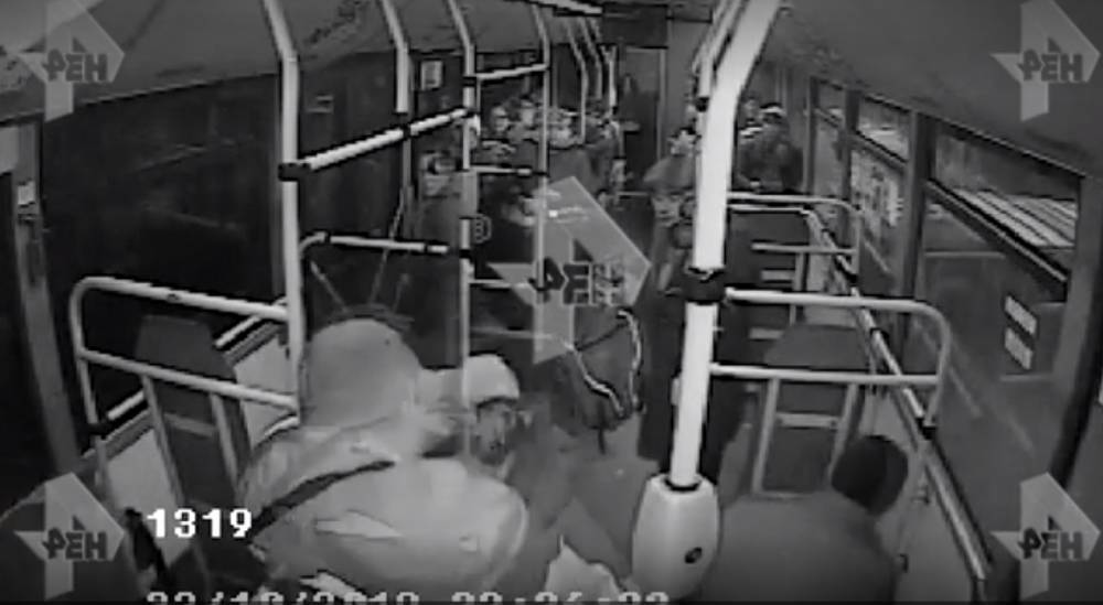 Видео: в Петербурге пассажир напал на кондуктора с газовым пистолетом