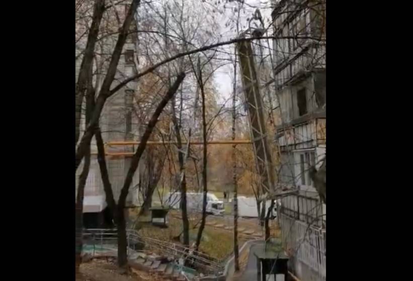 Строительная люлька рухнула с высоты на юге Москвы