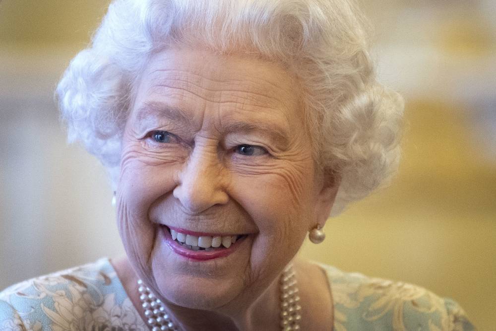 Британская королева убрала снимок Меган Маркл и принца Гарри со стола
