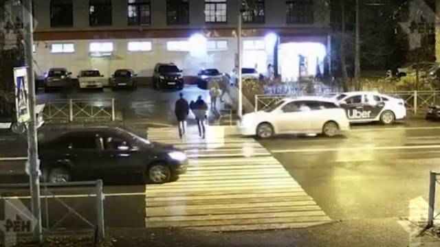 Видео: иномарка на скорости снесла пару на "зебре" в Петербурге