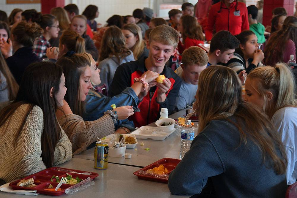 В США школьникам, у которых есть долг за обеды больше 75$, запретили посещать экскурсии и выпускной