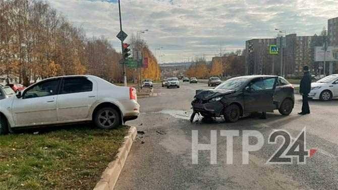 В Нижнекамске 53-летний водитель устроил ДТП, пролетев перекресток на "красный" - и оказался без сознания в больнице