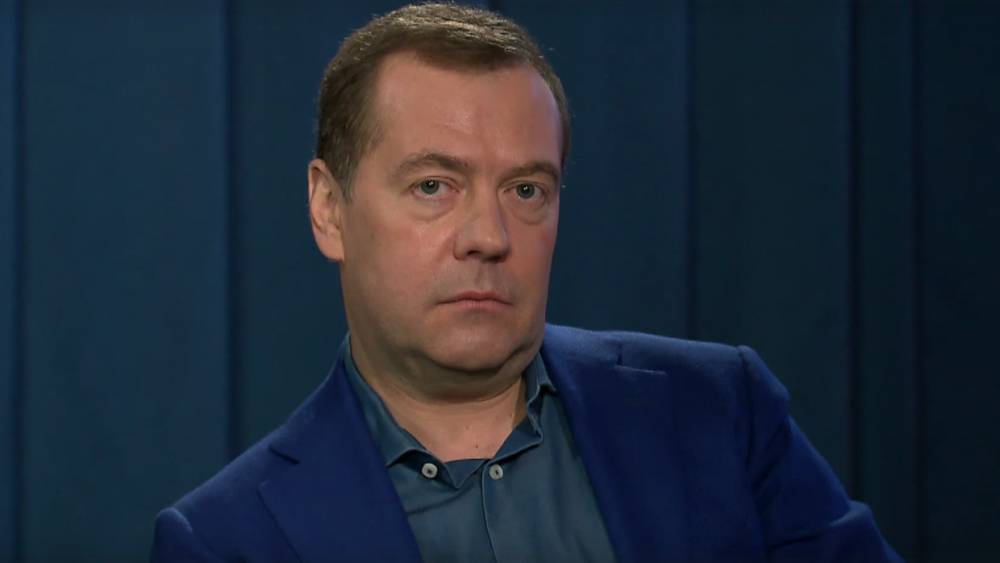 Медведев считает, что россиянам не нужно бояться роботизации