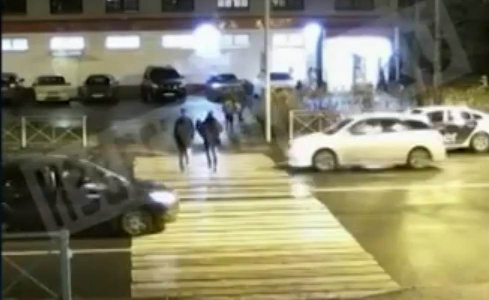 Видео: автомобиль сбил влюбленную пару на переходе в Петербурге