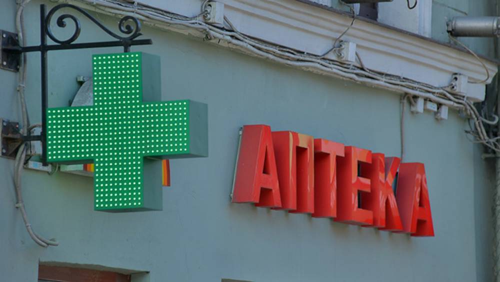 На ступенях петербургской аптеки нашли мертвого мужчину в серых тапках